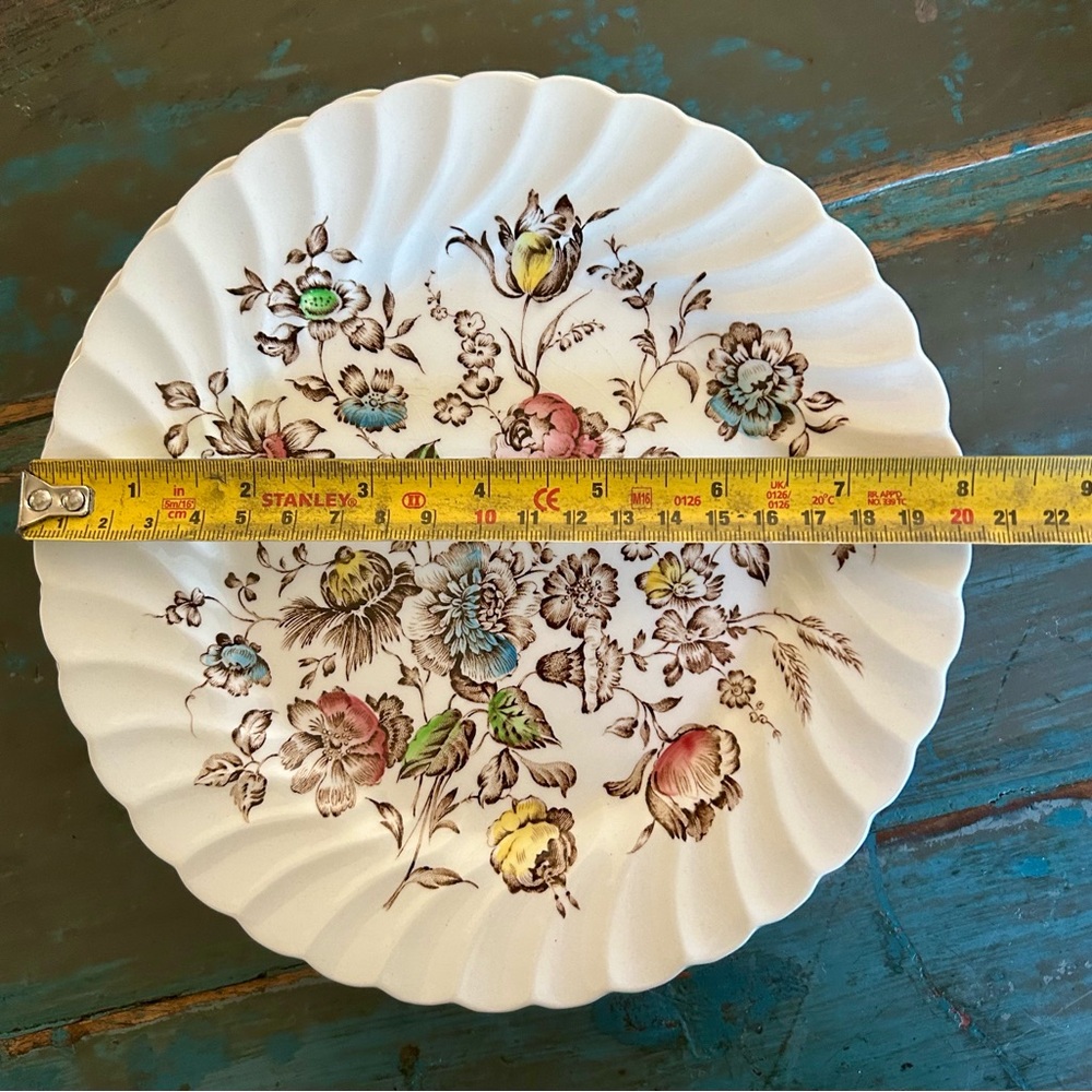 Lot of 4 Johnson Brothers Staffordshire Bouquet 8" Bread Plates - Picture 9 of 9